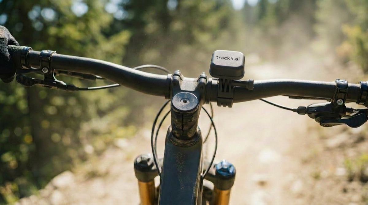 Sensor clamped to the handlebar beside the stem
